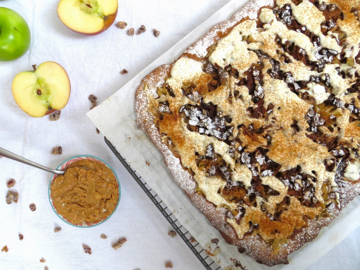 Cinnamon Apple Peanut Butter&nbsp;Pizza